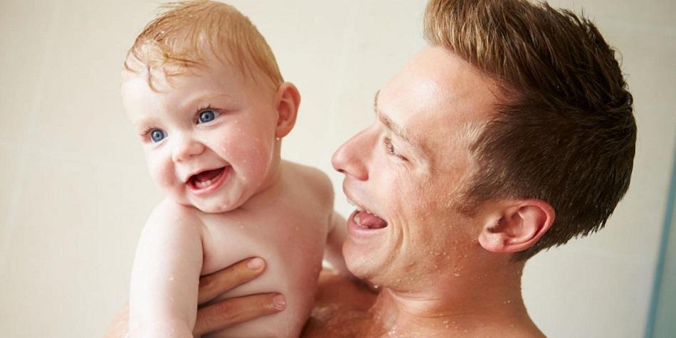 Father take. Отец и сын принимают душ. Dad Bath with son. Бедный отец и сын фото. Father son Shower.